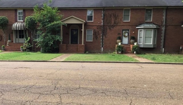 Charming condo 3-bedroom 2 bath, 2 living rooms! Stocked kitchen, laundry room in Grenada