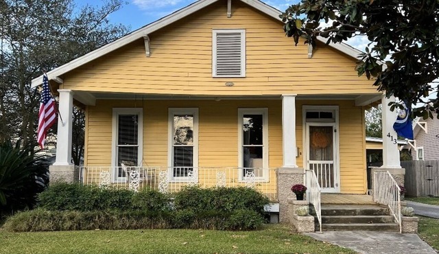 Charming cottage in downtown historic district in Crowley