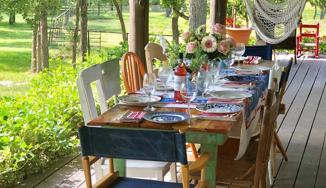 Charming Farmhouse Near Round Top sleeps 9