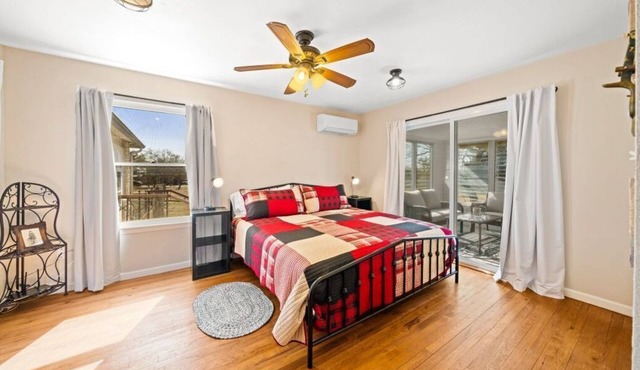 Charming, Hill Country Small-town Suite, Centrally located.