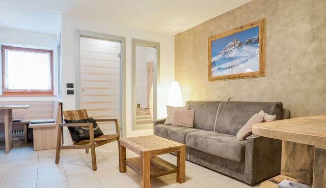 Charming Apartment "Il Mondo di Patty 3" with Mountain View, Wi-Fi & Garden in San Giovanni di Fassa