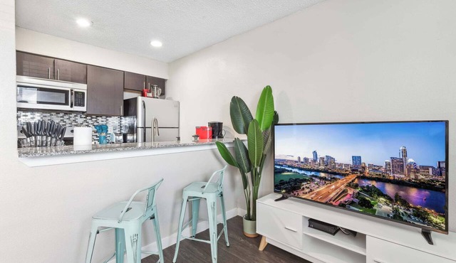 Charming King Bed 1BR, 5 Min to DT w/pool
