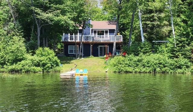Charming Lakefront Cottage for Families & Nature Lovers in Duclos