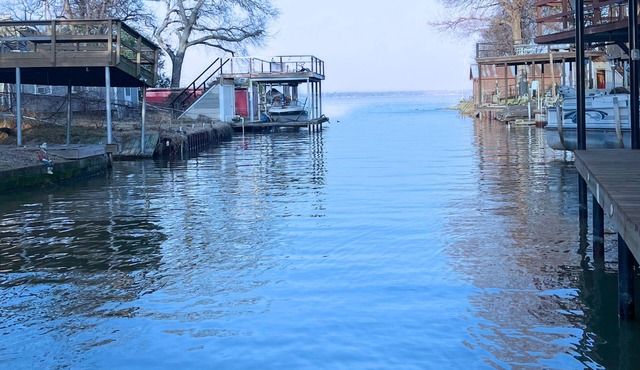 Charming lakeside 3-bedroom home with bunkhouse sleeps 12 with private boat dock in Gun Barrel City