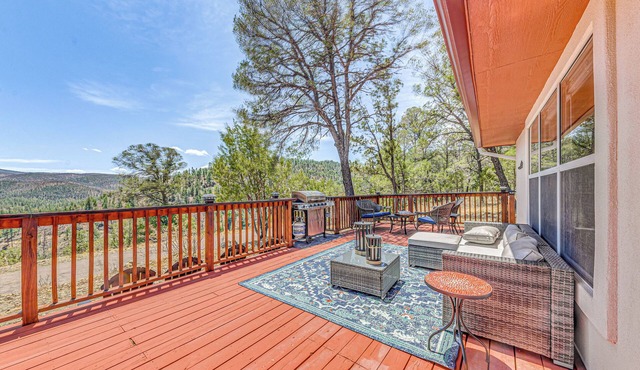 Charming Ruidoso House w/Deck & Mountain Views!