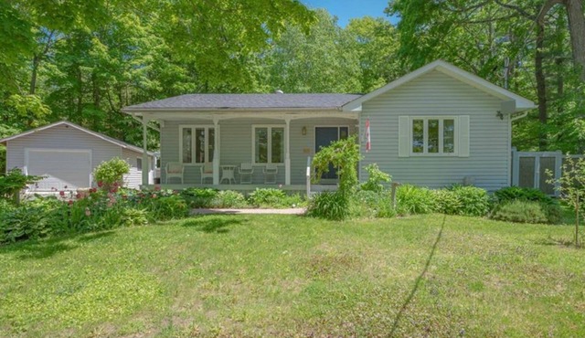 Charming Sandy Lake Cottage - Hot tub, Sauna in Buckhorn