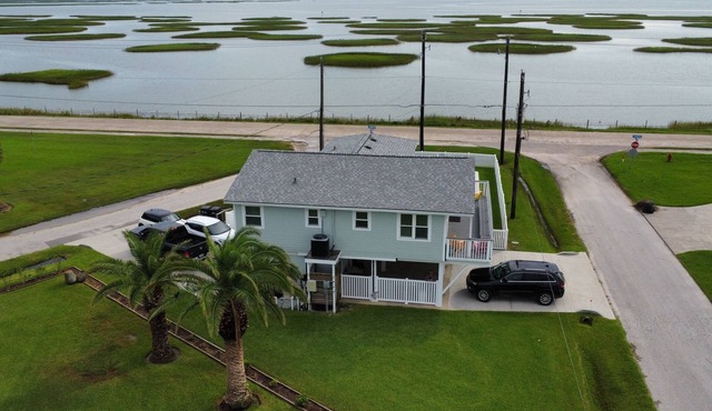 Charming Snowbird Rental with 3 bedrooms 2 Bathrooms in Jamaica Beach, TX