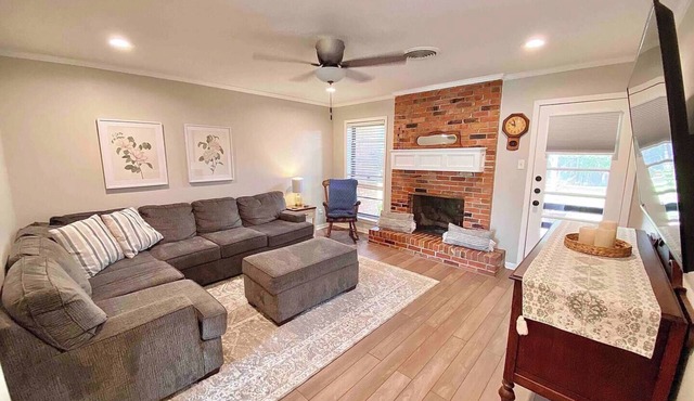 Charming Three Bedroom ~ 5 Mins to A&M ~ Quiet Neighborhood