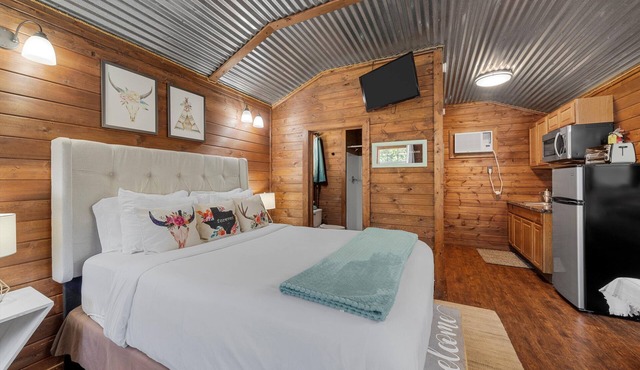 Charming Tiny House #3 Getaway with Pool: 20 minutes from Baylor and Magnolia!