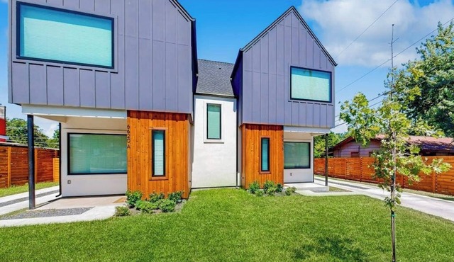 Charming townhouse with W/D and enclosed backyard