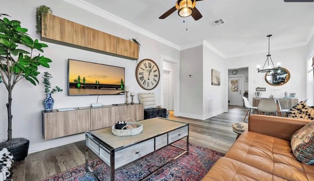 Charming Waco Oasis + hot tub - 8 mins to Baylor & Magnolia