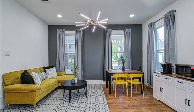 Cheerful & Central 1-BD/1-BA w Backyard (Sleeps 2)