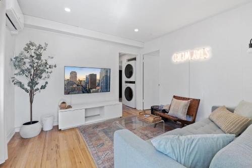 Chic 2BR Highland Retreat Near UT and Downtown, Free Parking by Austin Vacay