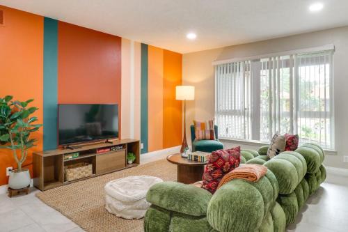 Chic 5BR, Yard, Mtn Views, Games 4 fun Family time