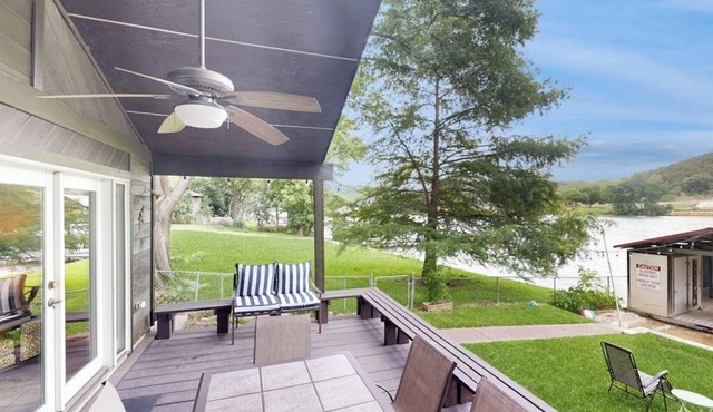 Chic home on Lake Austin with dock, lovely deck, vibrant interior & views