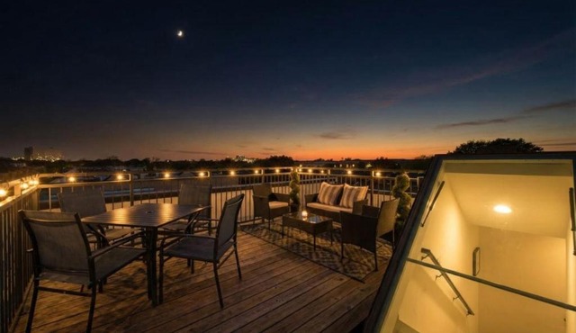 Chic Oak Lawn 2BR - Skyline Views & Resort Pool