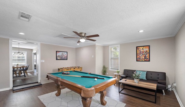 City Getaway near Midtown/DT Pool Game room