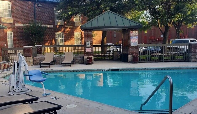 Clarion Pointe Addison - Dallas North
