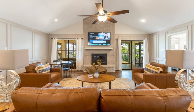 Clean, modern, luxury 4 bed room home on the water with pingpong table/Smart TVs