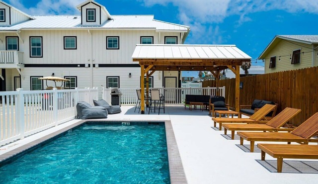 Coastal Chic Villa #1- Comfortable King Beds