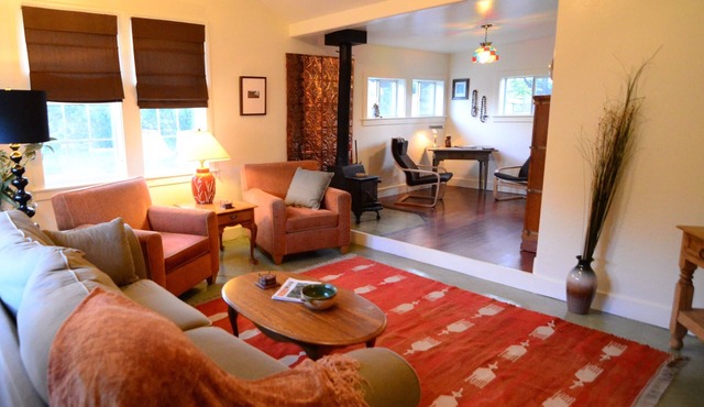 College District Art House - Patio - Walk to Downtown - Sleeps 5
