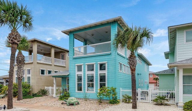 Come and play at our Blue Hawaiian Beach house! Close to the beach! The perfect