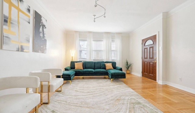 Comfortable 3BR Getaway Free Parking NYC Access Perfect for Groups in Yonkers