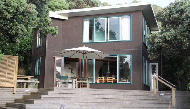 Comfortable North Piha family beach-house in Piha