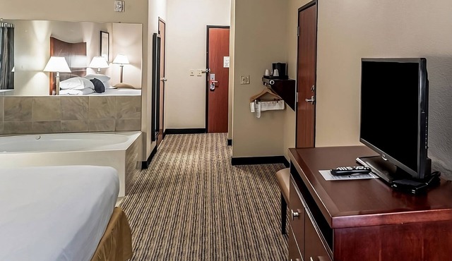 Comfortable Stay in Red Lion Inn & Suites Mineral Wells! Free Parking!
