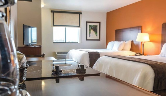 Comfortable Stay with Free Parking – Walk to Shops, Restaurants & Entertainment