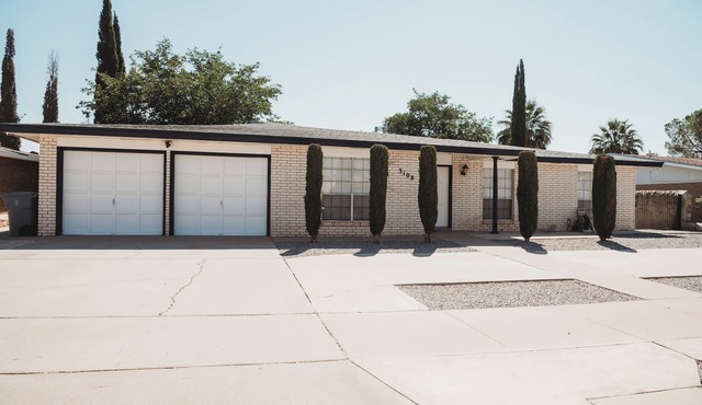 Comfy Casita, centrally located, pool, game room, sleeps 10!