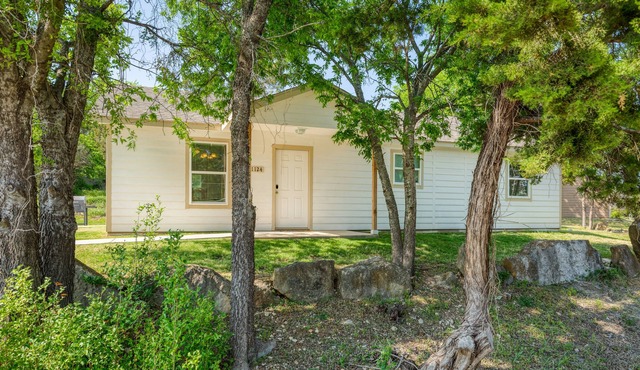 Comfy Cozy Cottage #1 by Lake Granbury