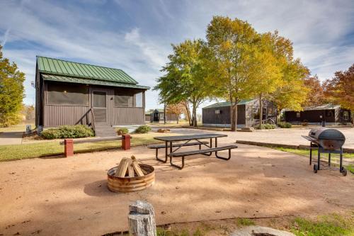 Community Pier: Cozy Kerens Cabin!