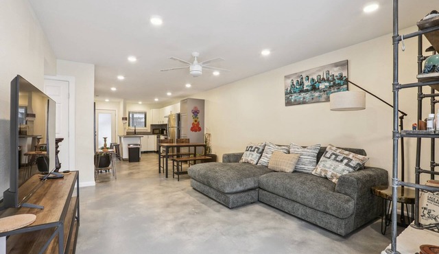 Condo by the Domain and Downtown with Pool, Luxe Beds, Stocked Kitchen, Dog Park & Covered Patio