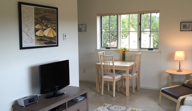 Contemporary Guest House-Close In, Great Views