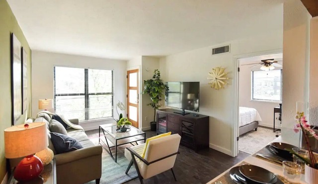 Contemporary Unit 303, Toluca 98