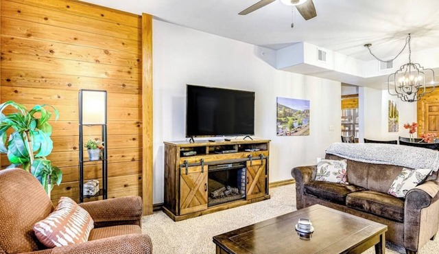 Convenient dog-friendly, course-front condo with washer/dryer - near hot springs