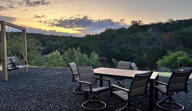 Cosy 2-bedroom cabin with modern amenities and beautiful views