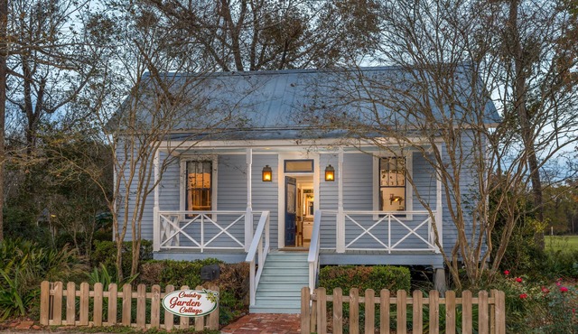 Country Garden Cottage: Charming Private Cottage in Cajun Country with Lake Views & Jetted Tub in Rayne