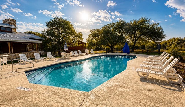 Cozy 1 bedroom 1 bath with loft tiny home 2 pools & hot tub Lake Travis