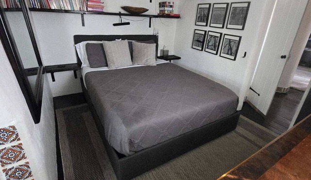 Cozy 1-bedroom adobe townhome in Santa Fe with AC