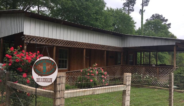 Cozy 1-bedroom BUNGALOW ON 100+HORSE RANCH.! HUGE POOL/PRIVATE FISHING LAKE!