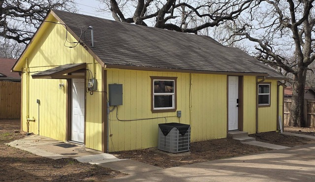 Cozy 1-bedroom cottage in soothing Fort Worth with AC pet friendly free parking,