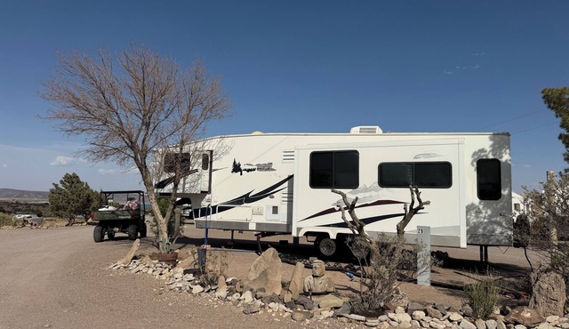 Cozy 1-bedroom Rv with pool,WiFi, AC in pleasant Elephant Butte
