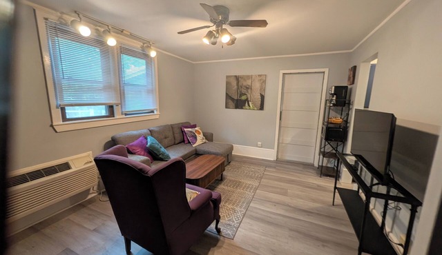 Cozy 1-bedroom studio in historic San Marcos blocks from downtown