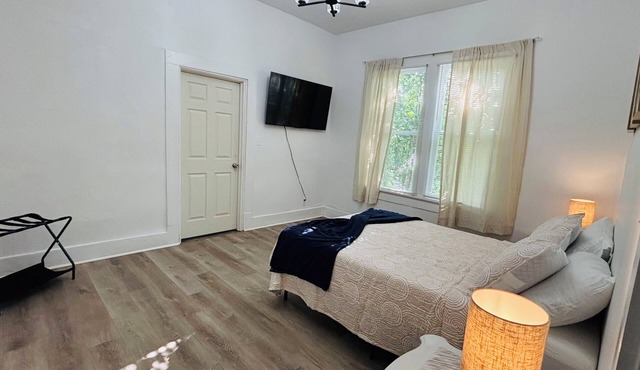 Cozy 2BR Retreat TVs in Every Room Streaming Included