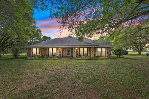 Cozy 3-Bedroom Ranch Near Lafayette in Broussard