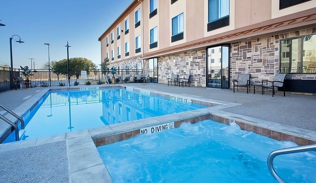 Cozy 3 Queen Beds Suite at Red Lion Inn & Suites, Free Parking, Outdoor Pool!