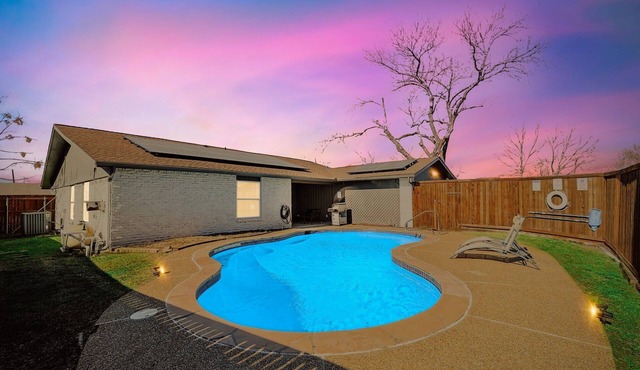 Cozy & Bright, 4 Bedrooms, Pool, Mins to Attractions