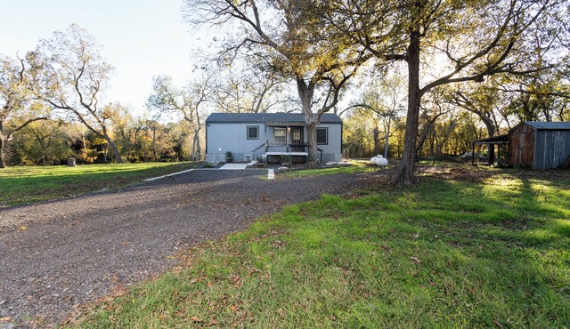 Cozy cabin on the Creek with WiFi and AC in delightful Belton